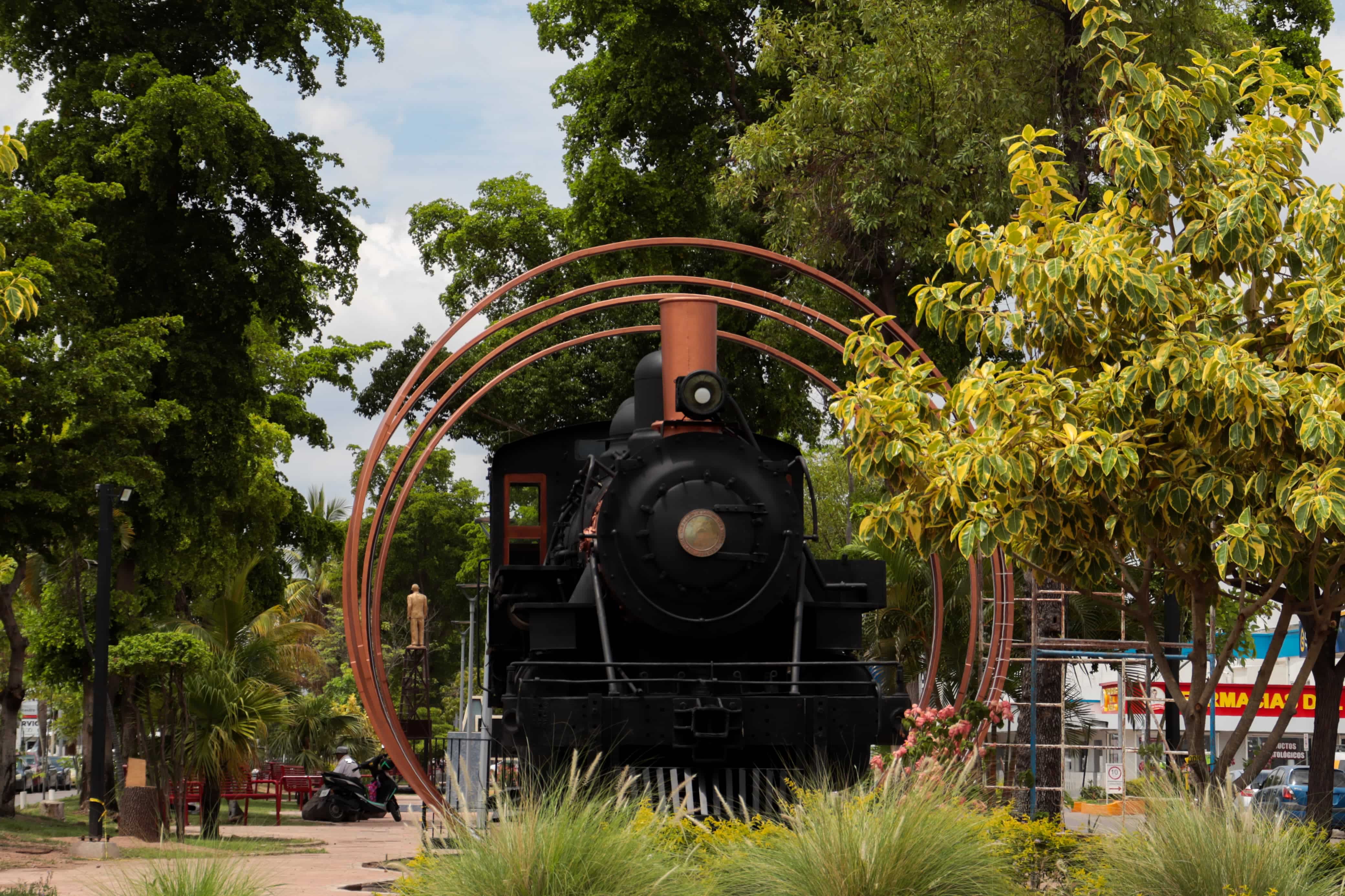 La locomotora remonta a la época revolucionaria cuando el tren corría por la entonces llamada avenida del Ferrocarril o calle De las Vías, donde estaba la antigua estación, ahora entre Degollado y Allende