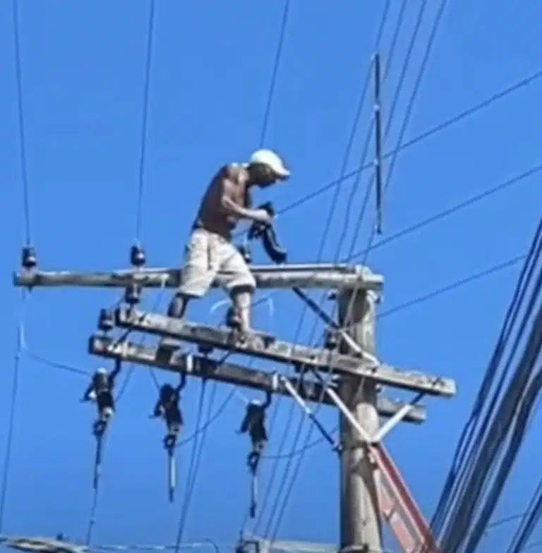 Ladrón queda atrapado un día en un poste de luz; pretendía escapar de la policía