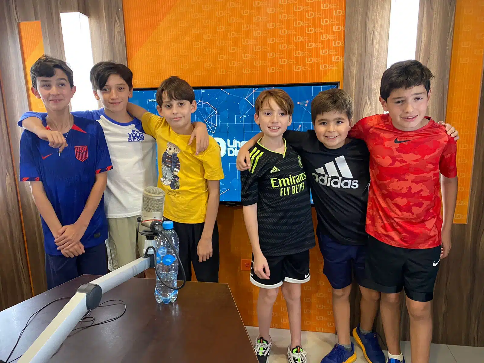 6 niños en un estudio de radio