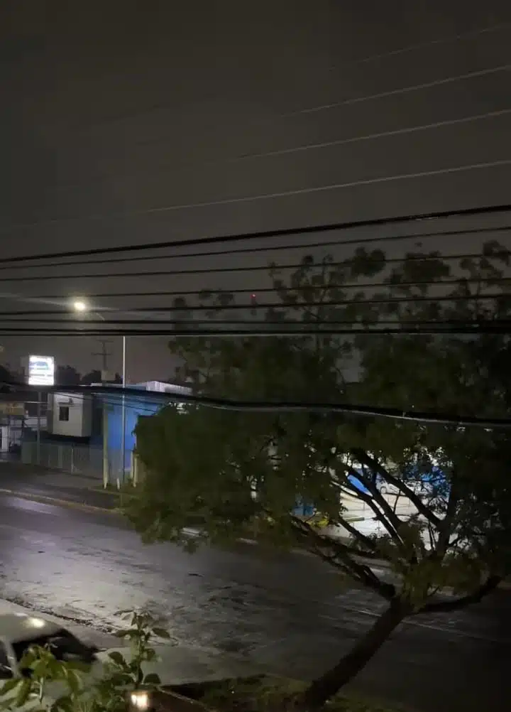 Lluvias moderadas con fuertes vientos se registraron la noche de este jueves en Culiacán.