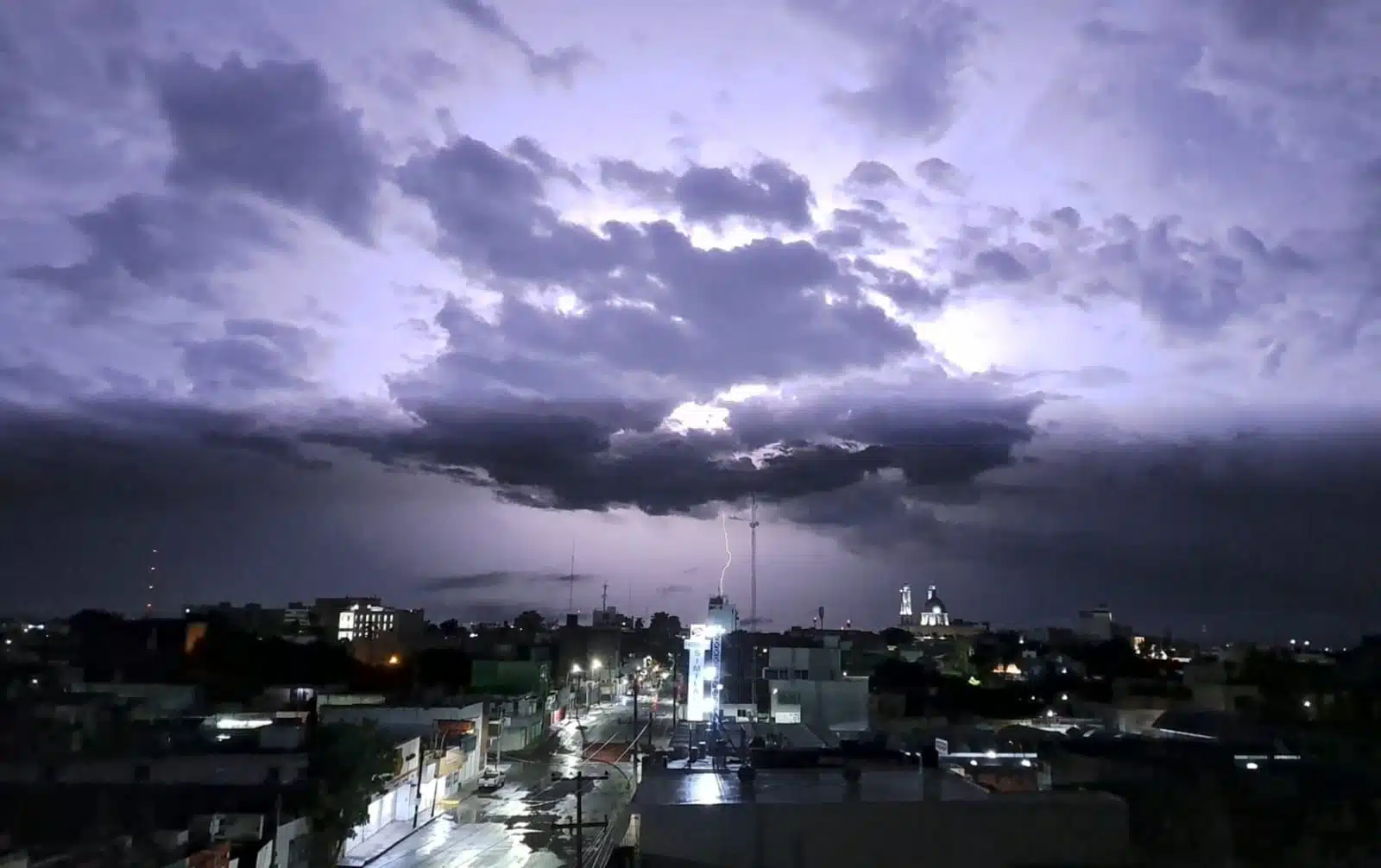 Rayo cae durante intensa tormenta eléctrica en Culiacán
