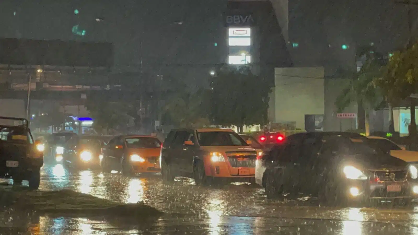 Se presentaron fuertes lluvias con rachas de vientos en varios sectores de Mazatlán.