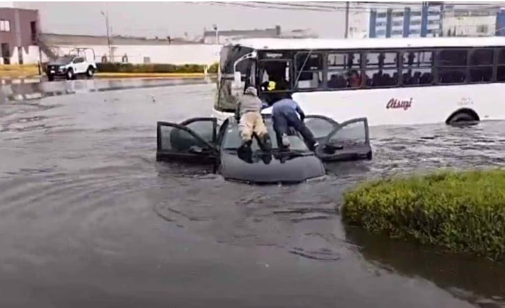 Lluvias provocan inundaciones severas en Naucalpan y Metepec