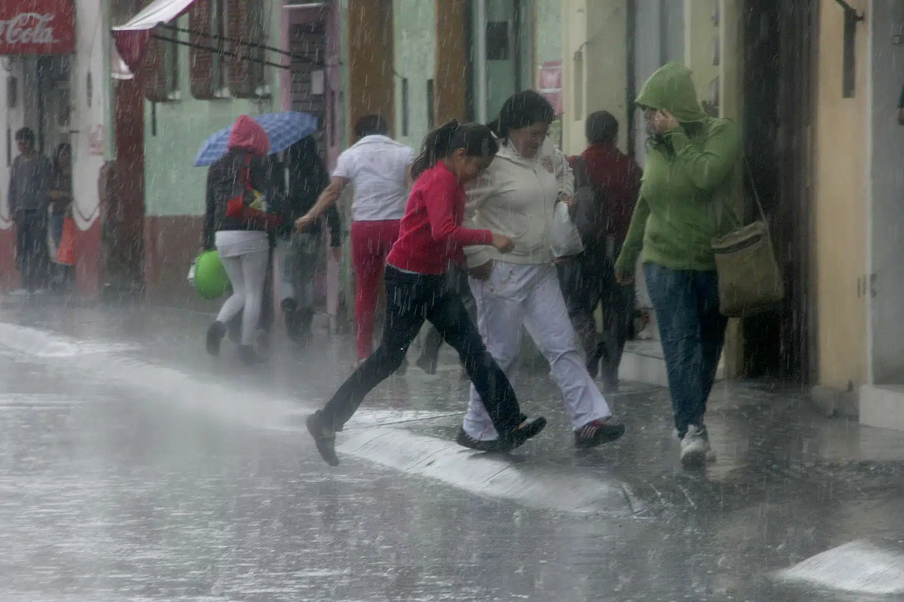 Personas mojándose por Lluvias en Chiapas