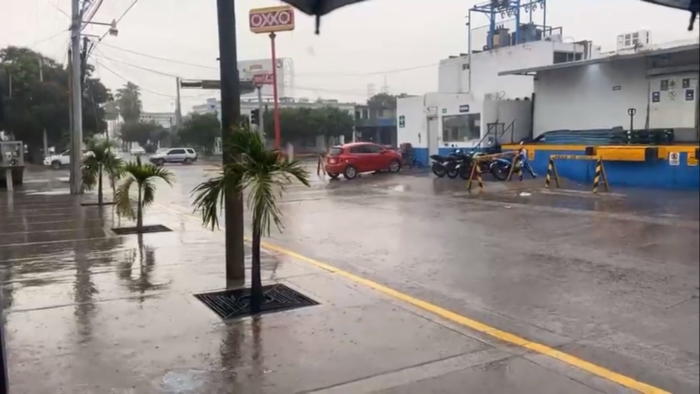 Calle Serdán casi esquina con Rosales en Los Mochis mientras llueve