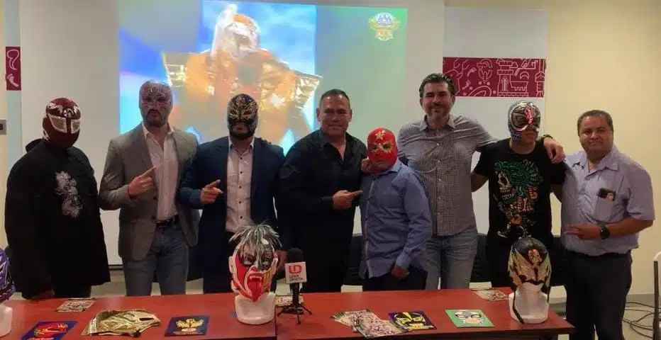 5 personas con máscaras de luchadores, 2 máscaras más y 3 personas más sin máscara