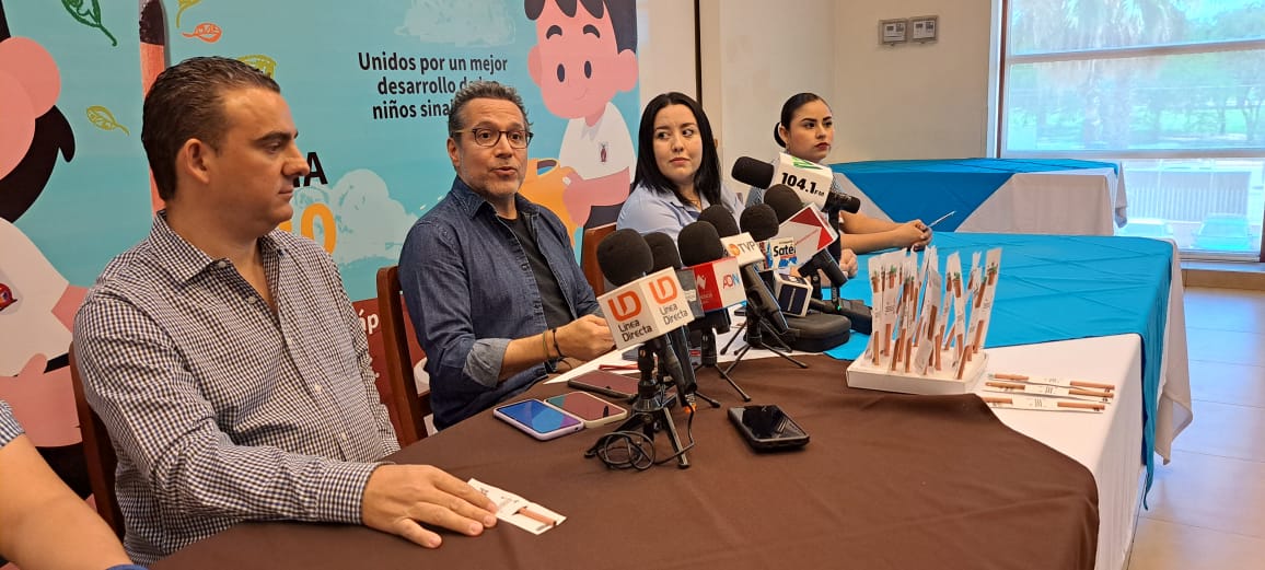 Luis Osuna Vidaurri, director General de Grupo Panamá acompañado de Gabriela Espinoza de Proeduca y un representante de Grupo Coppel