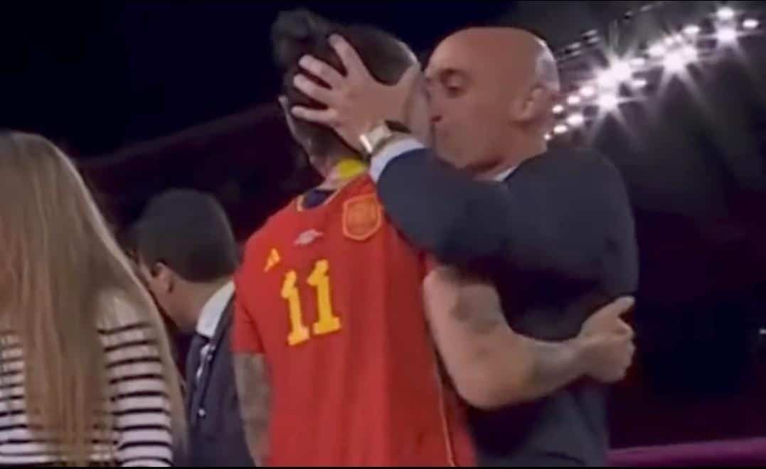 Luis Rubiales besando a Jennifer