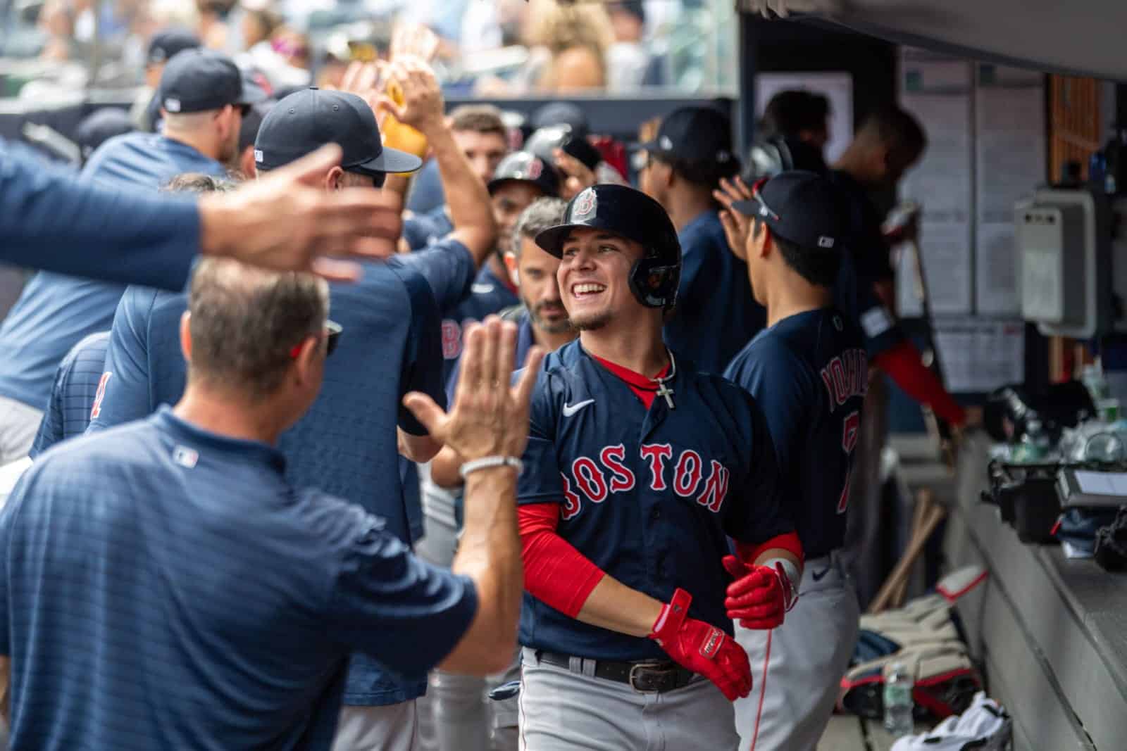 Luis Urías es celebrado tras su Grand Slam