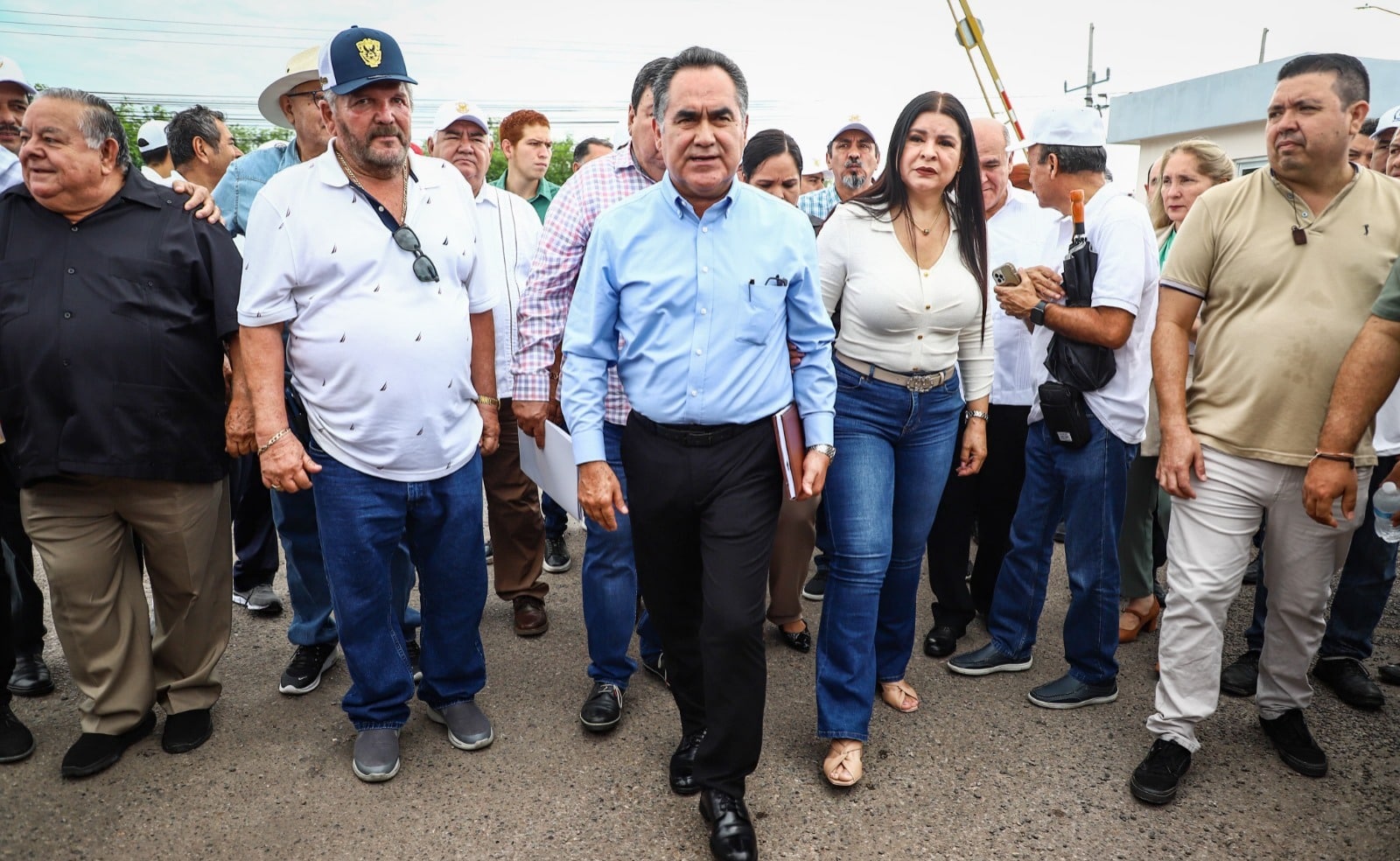 Jesús Madueña saliendo de audiencia