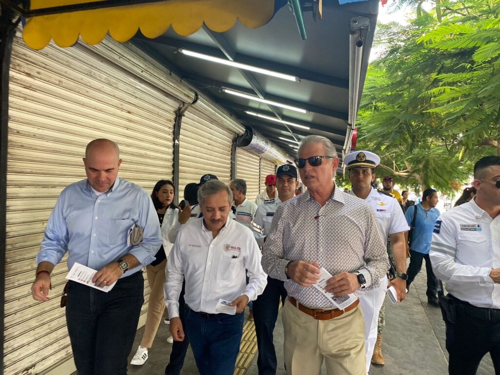 Genaro García Castro recorrió algunas calles del Centro en compañía de otros funcionarios del Ayuntamiento de Ahome. 