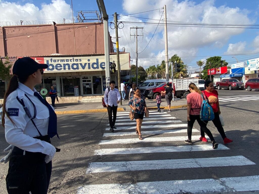 Una auxiliar vial en Los Mochis vigila que los peatones cumplan con su parte para mantener una buena movilidad en el Centro.