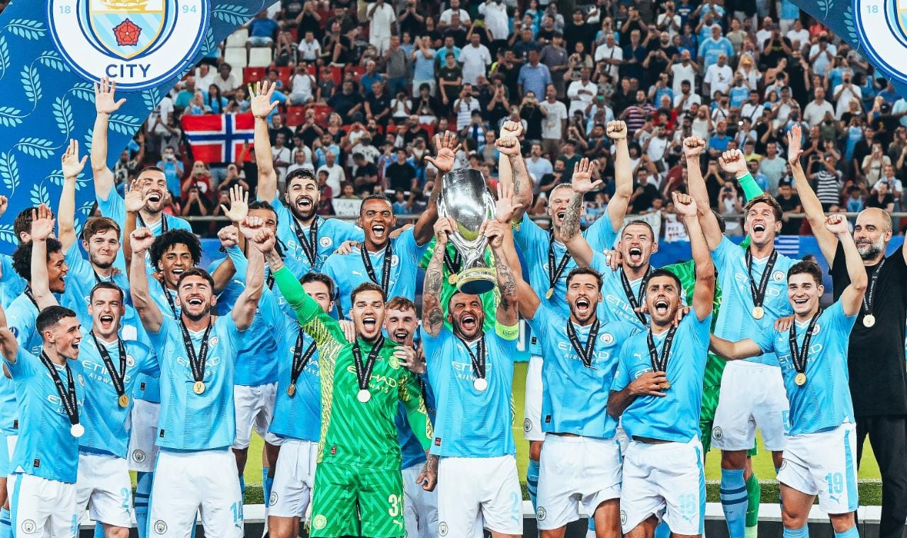 Equipo Manchester City alzando copa