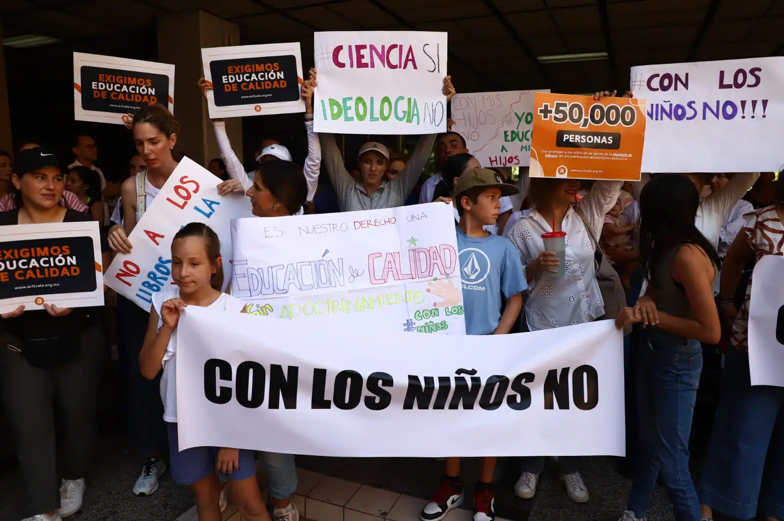 Padres de familia con pancartas