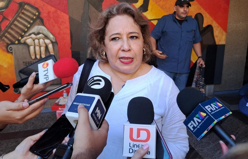  Ana Laura Hernández con prensa