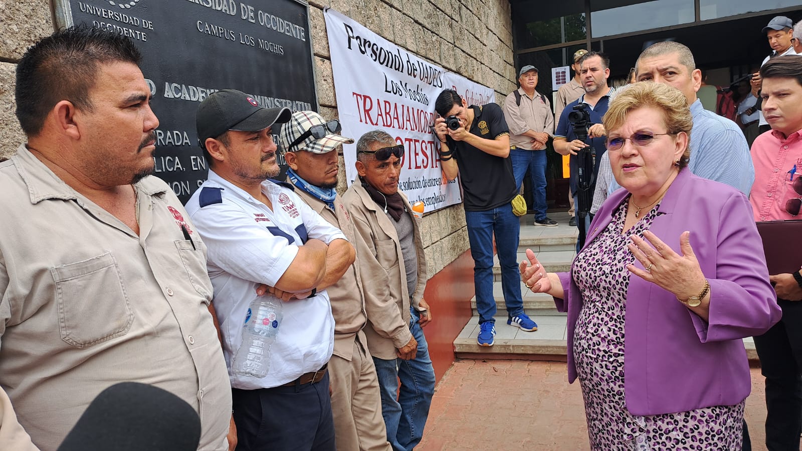 Trabajadores de UAdeO con rectora