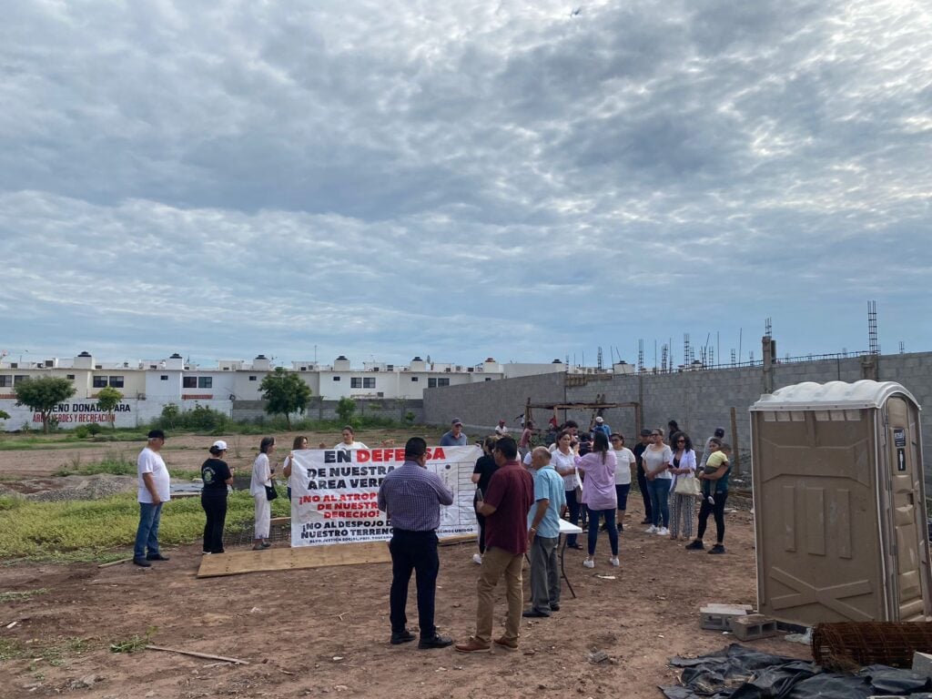 Manifestación de vecinos de privada Toscana en Los Mochis