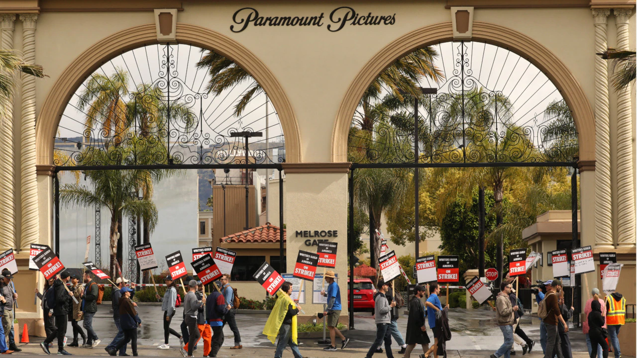 Guionistas manifestándose en Paramount Pictures