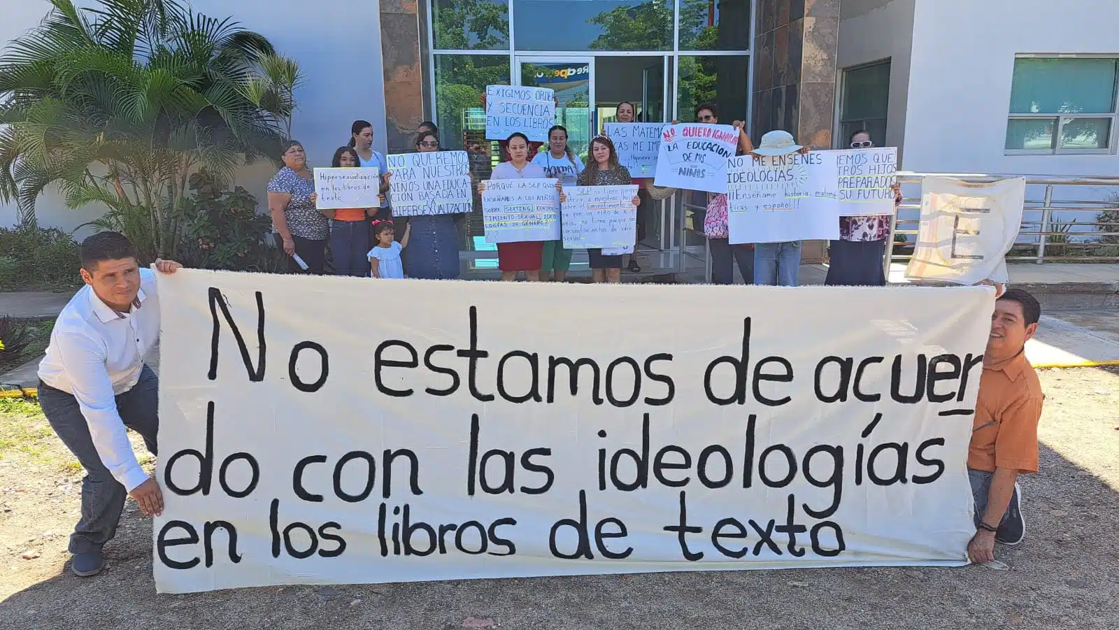 Protesta de padres en Guamúchil