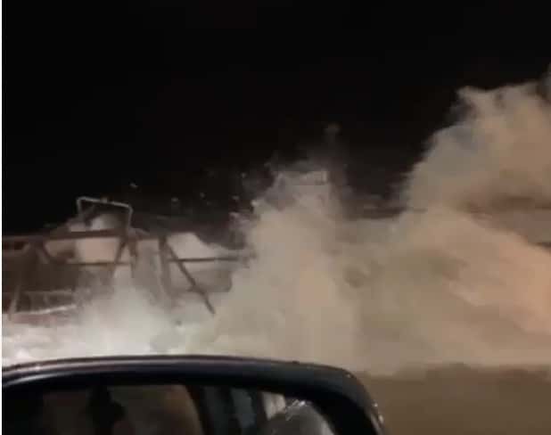 Fuertes olas que rompieron en el malecón de Topolobampo