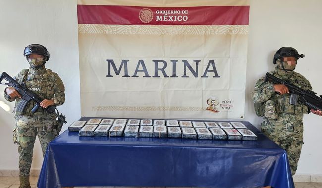 Marinos con droga decomisada