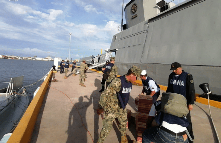 Marinos en buque para apoyar en BC