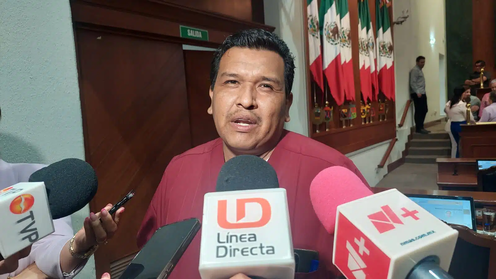 Martín Vega Álvarez con medios de prensa