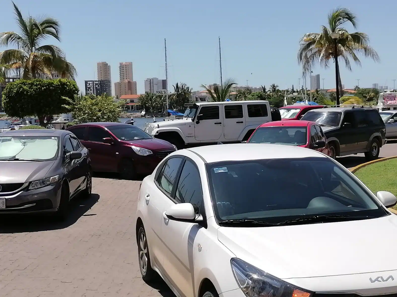 Autos mal estacionados