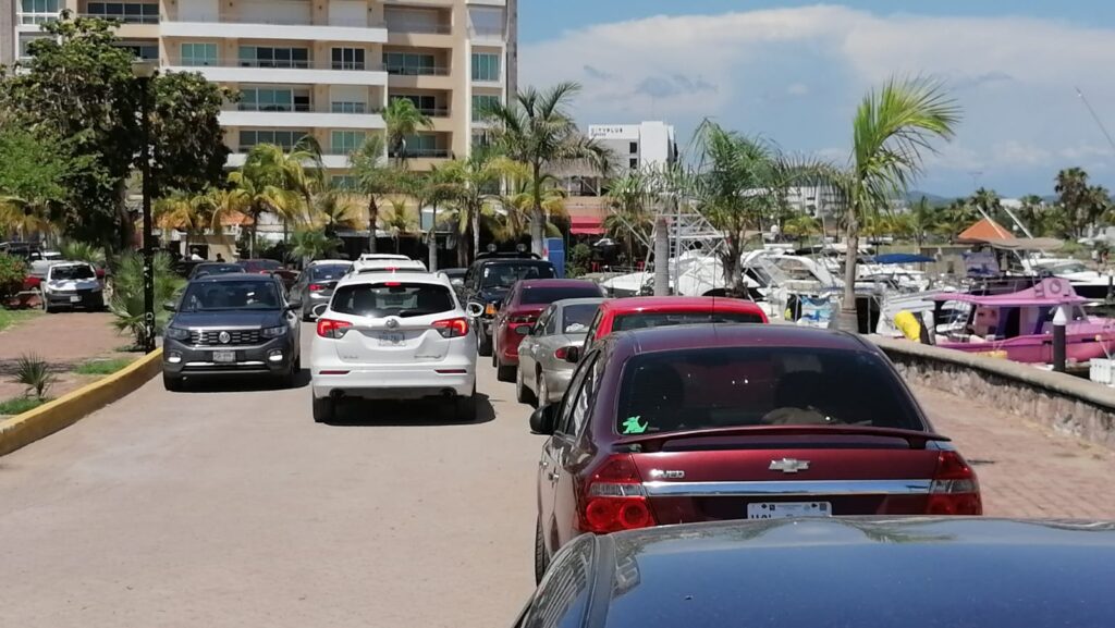 Autos buscando estacionamiento