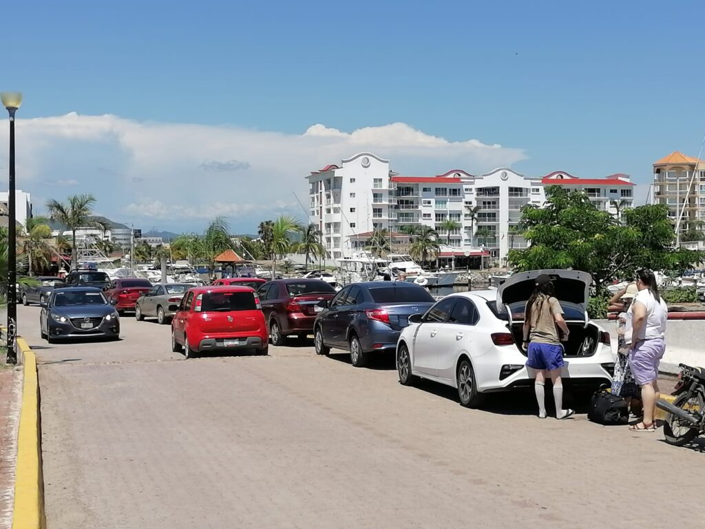 Autos buscando estacionamiento