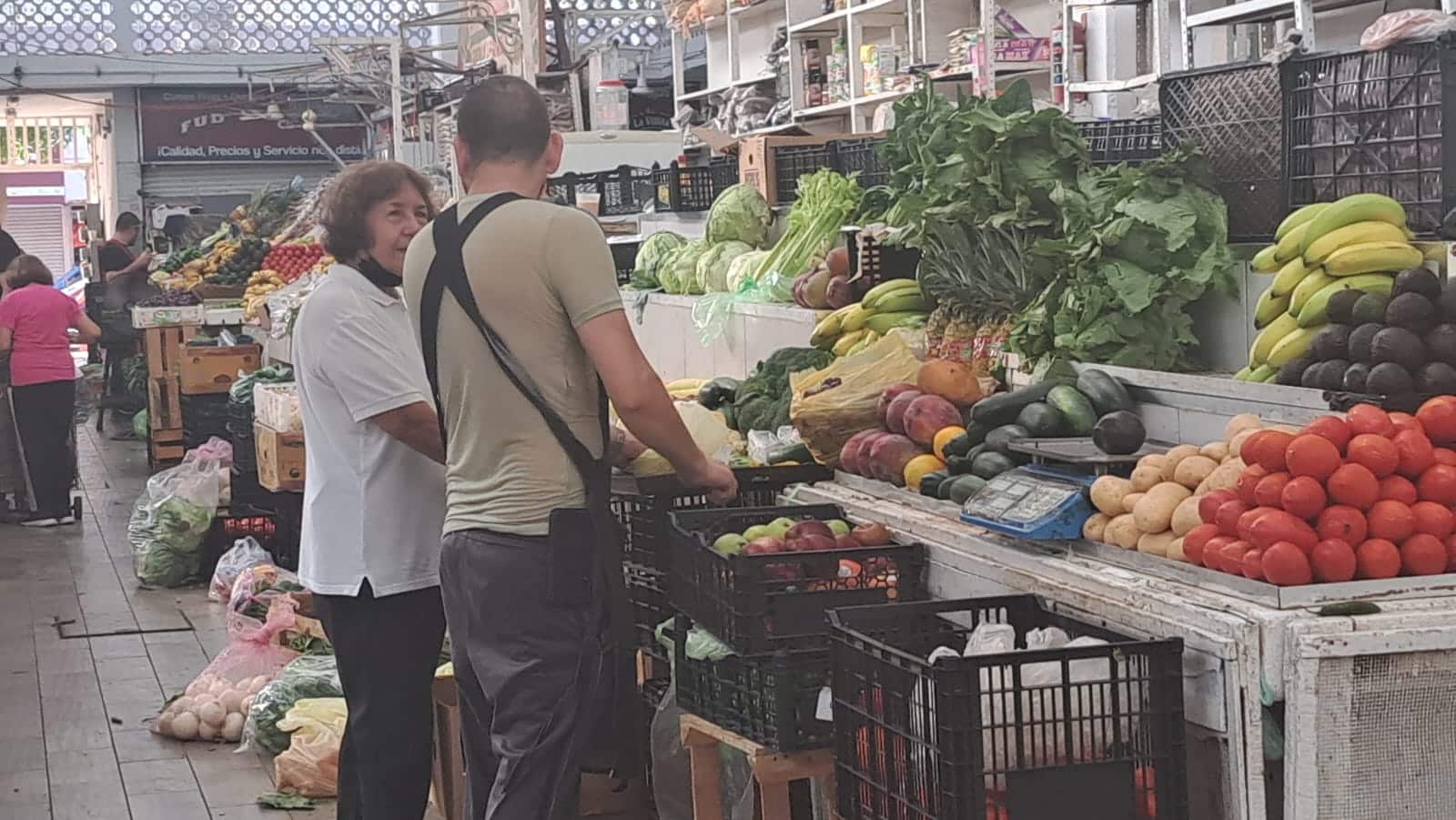 personas comprando en mercado