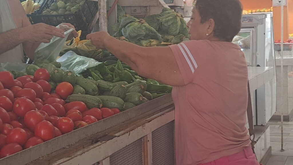 Mujer comprando en mercado