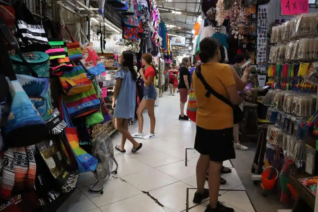 Mercado con gente en Mazatlán