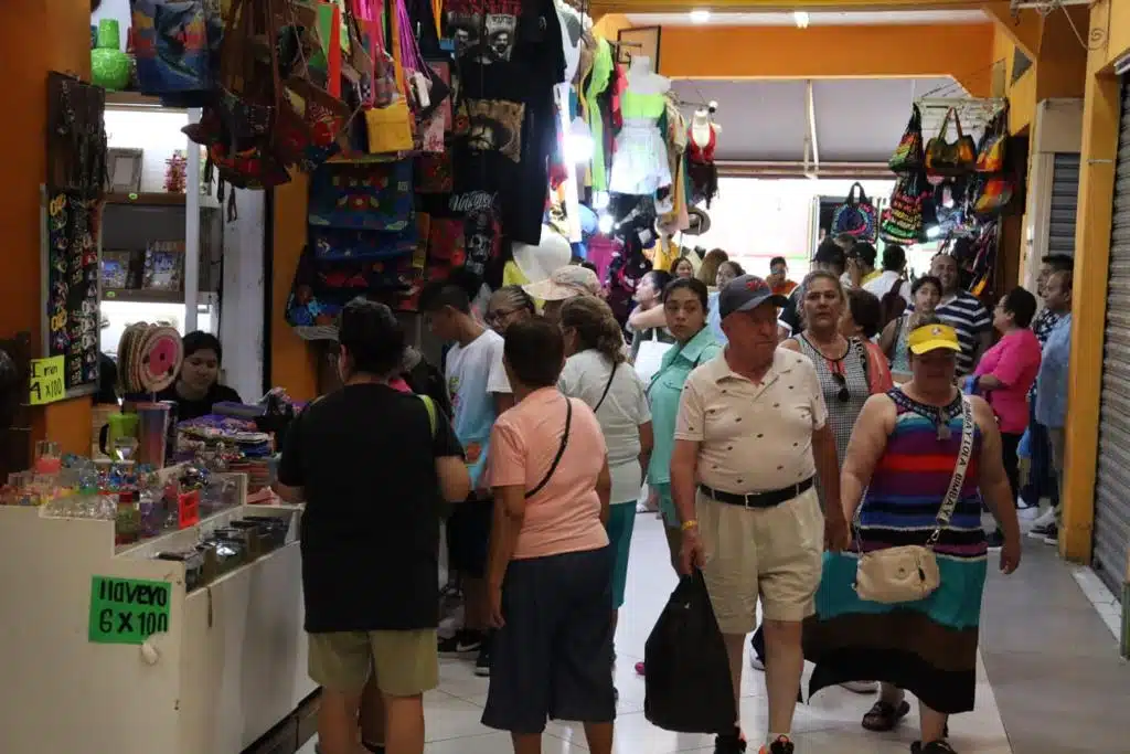 Mercado con gente en Mazatlán