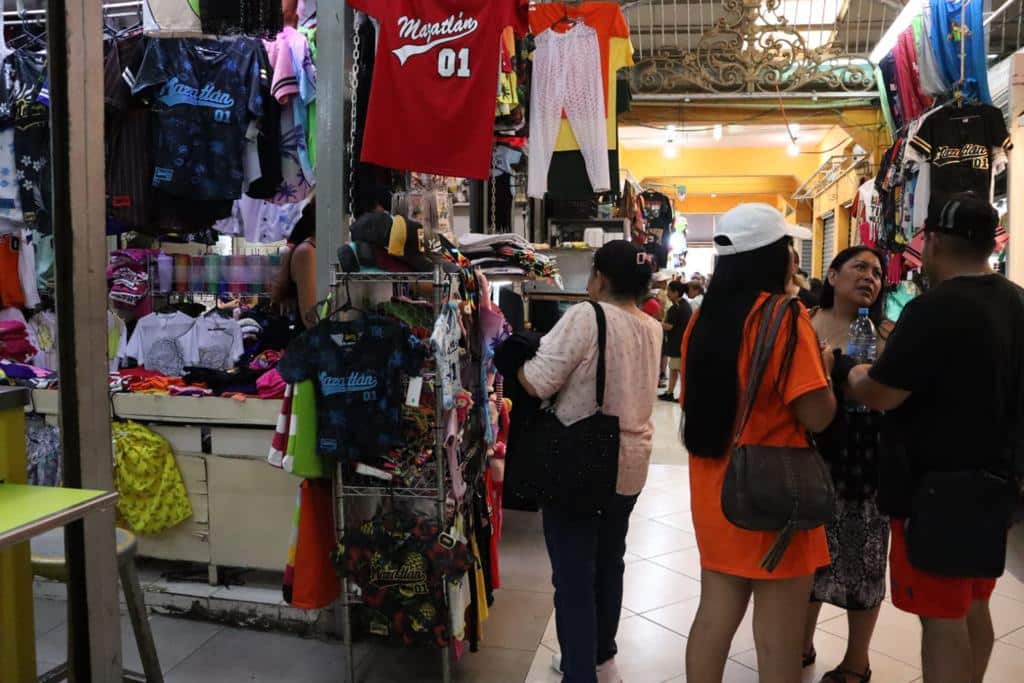 Mercado con gente en Mazatlán