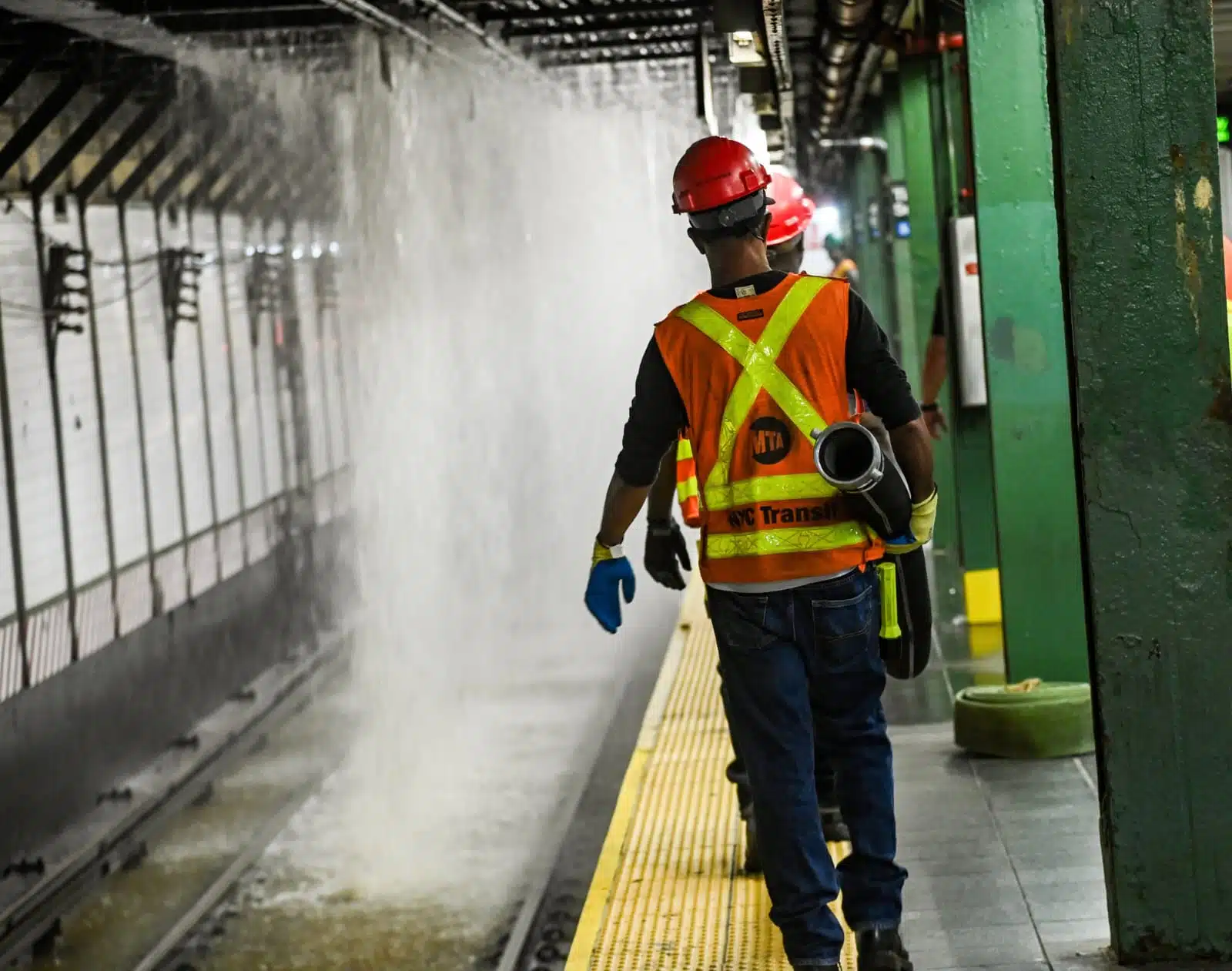 Metro de Nueva York se llena de agua; truena tubería con 127 años de antigüedad