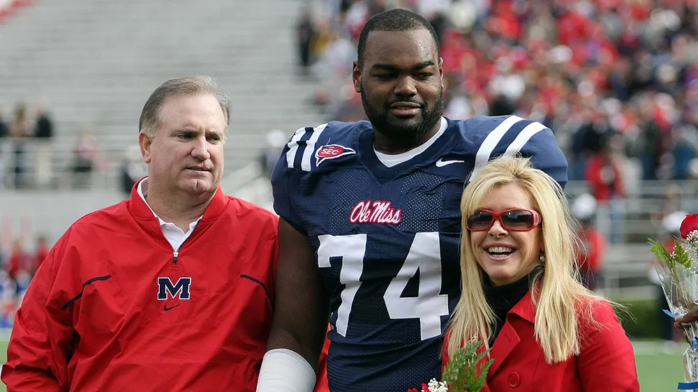 Michael Oher, jugador de NFL, junto con Sean y Leigh Anne Tuohy