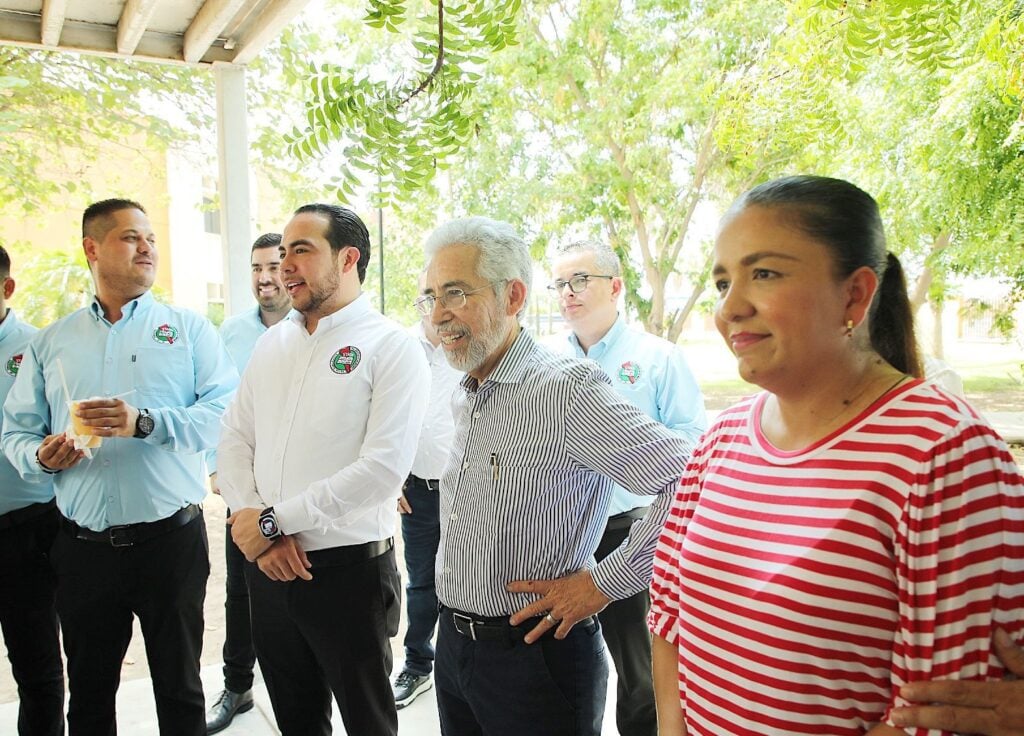 6 personas paradas reunidas sonriendo