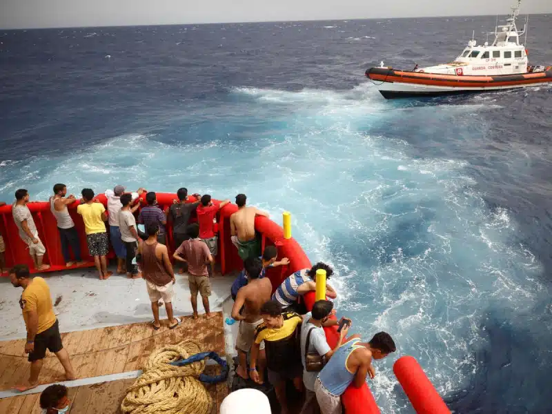 Rescatan 57 migrantes en Italia tras naufragio