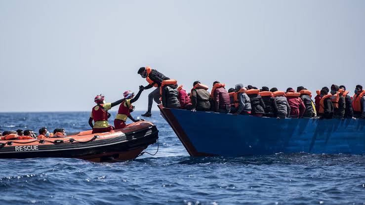 Milicia ataca un barco mientras rescataba a 100 personas en el Mediterráneo