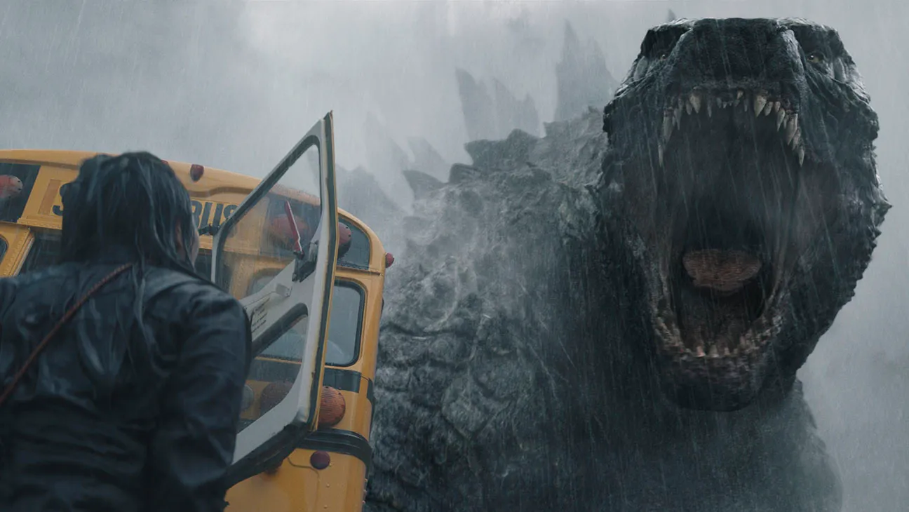 Godzilla rugiendo al salir del agua