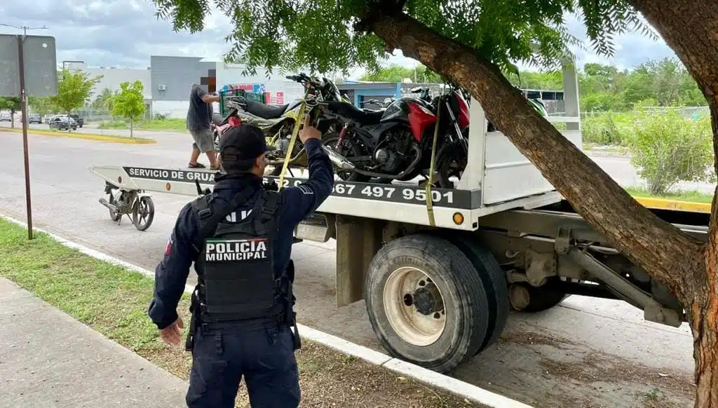 Policía Municipal asegurando motocicleta