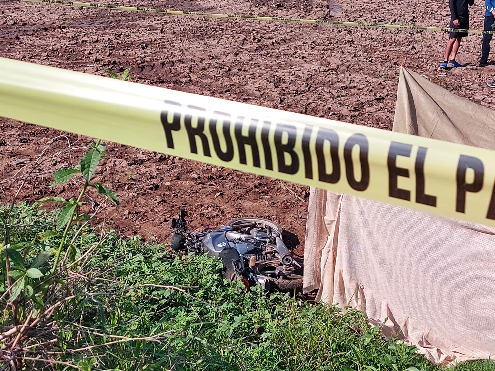 Motocicleta en predio agrícola tras accidente