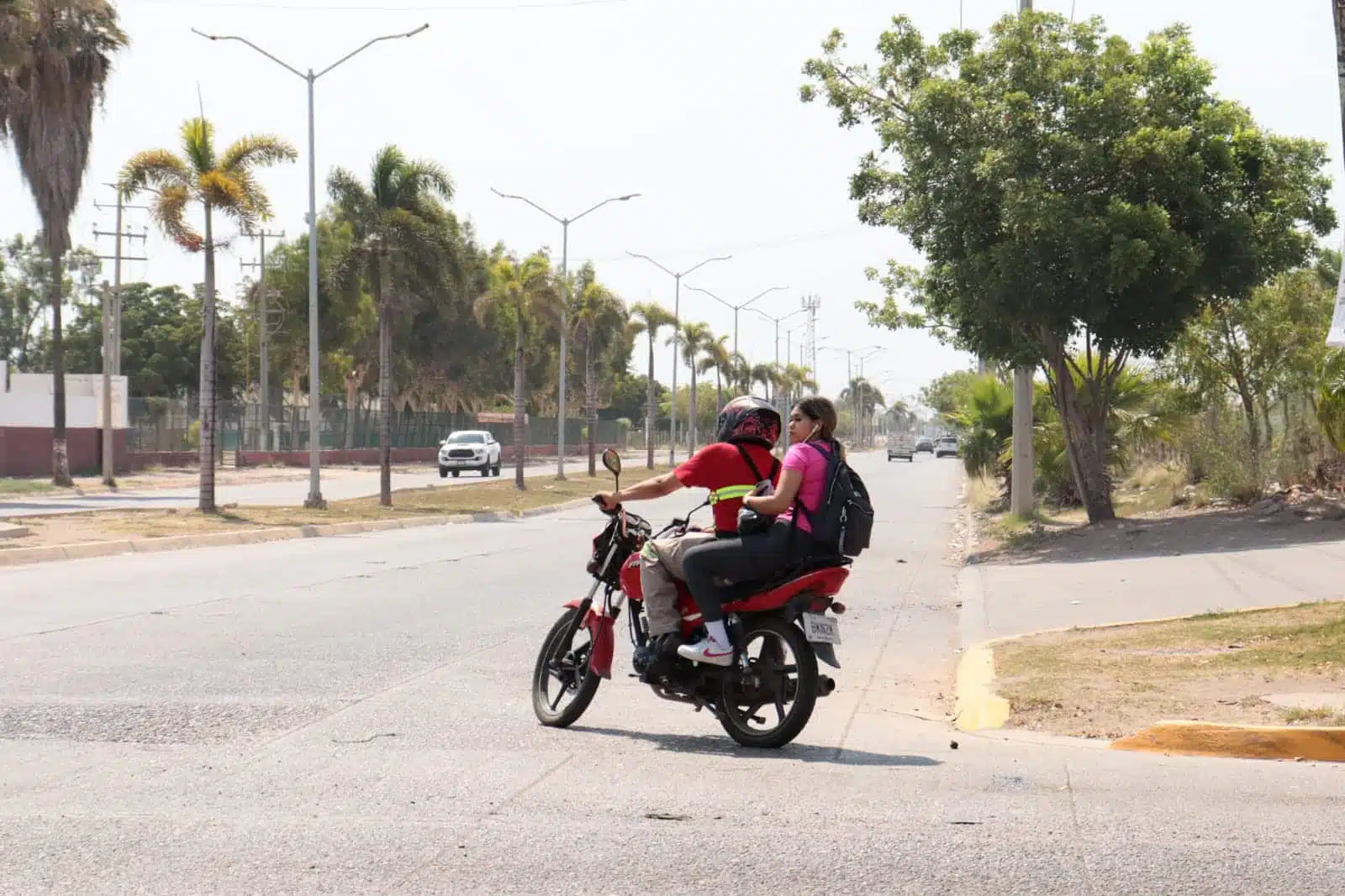 Motociclista con casco y sin casco