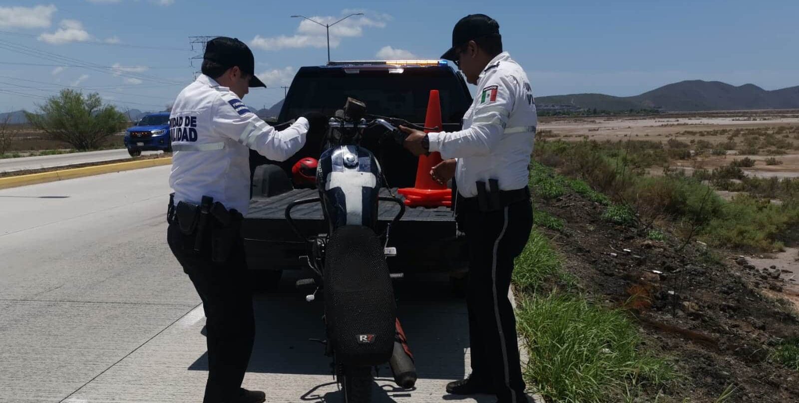 Policias levantan motocicleta tras reporte de accidente