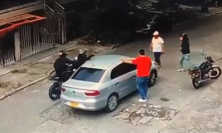 Motoladrones fingen accidente y roban a una familia en Colombia