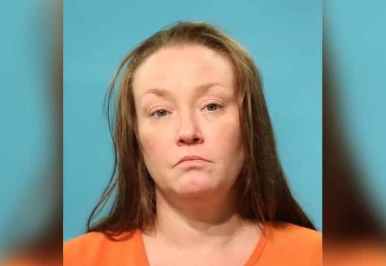 Mujer es arrestada por amenazar a jueza que lleva el caso Trump