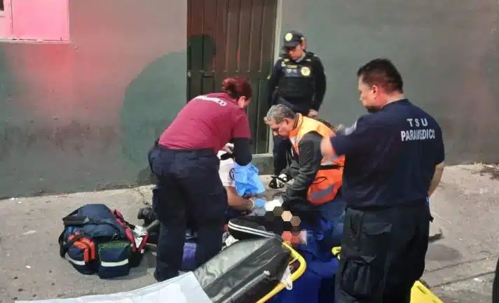 Mujer da a luz a las afueras de la estación Guelatao del Metro de CDMX