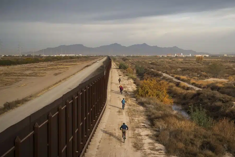 Personas circulando entre Muro entre EU y México