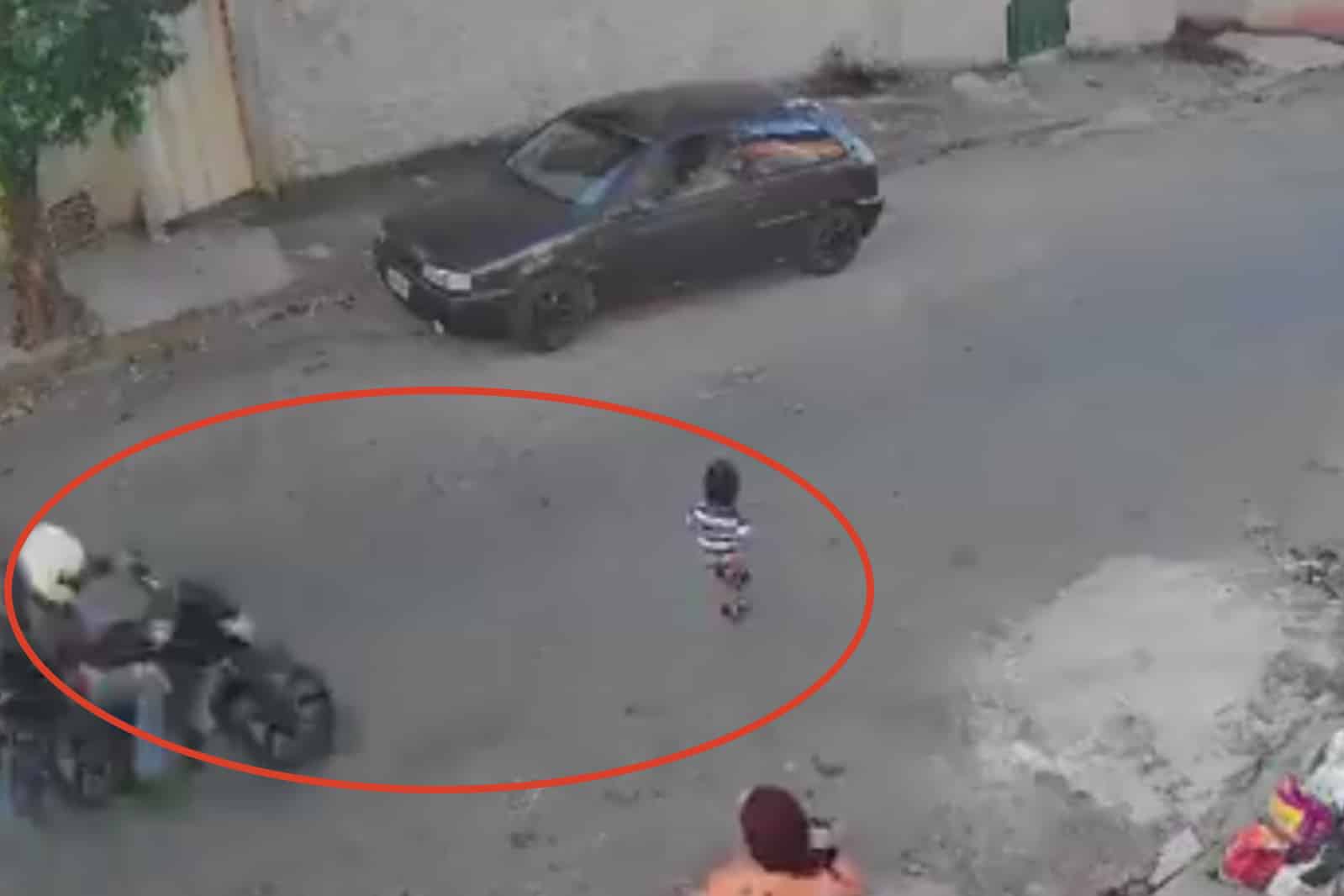Niño es arrollado por una motocicleta a toda velocidad